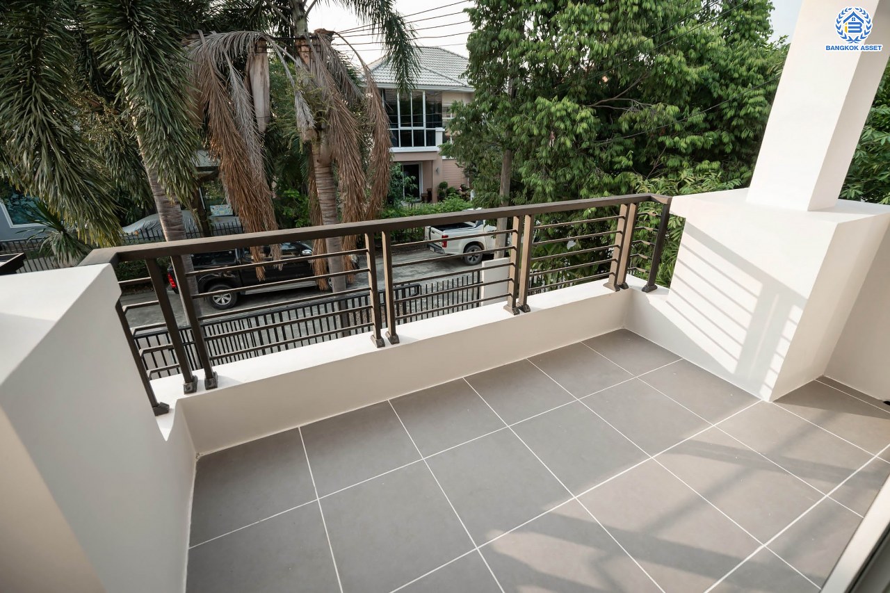 บ้านมือสองตกแต่งใหม่ โครงการ พฤกษาวิลเลจ30 เดอะซีซั่น แจ้งวัฒนะ-ราชพฤกษ์ หลังมุม ทำเลย่านปทุมธานี เนื้อที่ 53 ตร.ว. ฟังก์ชัน 3 ห้องนอน 2 ห้องน้ำ 1 ห้องอเนกประสงค์ จอดรถได้ 2 คัน เดินทางสะดวกสบายเข้า-ออกได้หลายเส้นทาง ใกล้เมืองทองธานี และจุดขึ้นทางด่วน "แจ้งวัฒนะ"